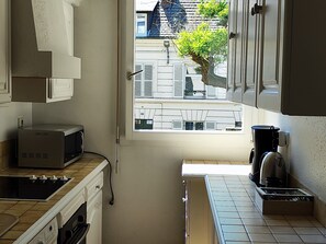 Micro-ondes, four, plaque de cuisson, cafetiĂšre/bouilloire