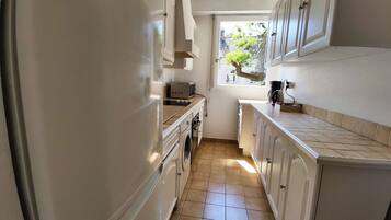 Micro-ondes, four, plaque de cuisson, cafetiĂšre/bouilloire