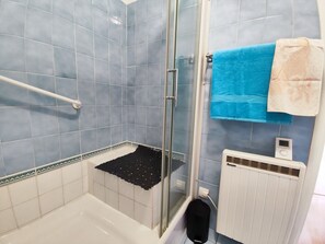 Bruser, håndklæder, Sæbe, Toiletpapir