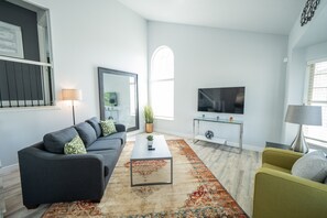 Living area - Lux 5bd King w/Theater+Office (West Jordan)