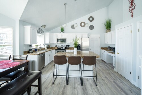 Lux 5bd King w/Theater+Office