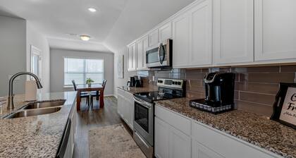 Lakewood Lounge - Quiet Area, Walking Trails, Community Park