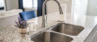 Lakewood Lounge - Quiet Area, Walking Trails, Community Park