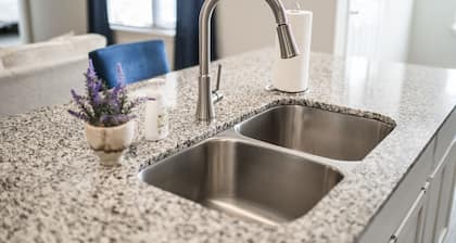 Lakewood Lounge - Quiet Area, Walking Trails, Community Park