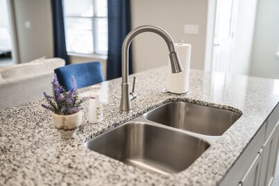 Lakewood Lounge - Quiet Area, Walking Trails, Community Park