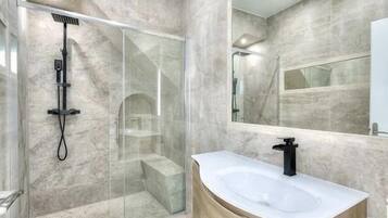 Douche, sèche-cheveux, serviettes fournies, savon