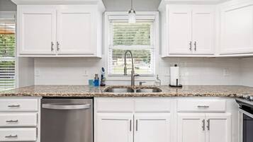 Een koelkast, een microgolfoven, een oven, een kookplaat