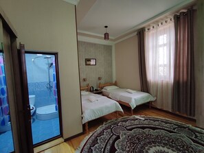 Habitación básica con 1 cama matrimonial o 2 individuales | Ropa de cama hipoalergénica, edredón y decoración personalizada 