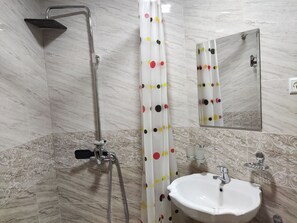 Habitació doble o amb dos llits individuals bàsica | Bany | Assecador de cabells, sabatilles, terres tèrmics i tovalloles 