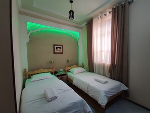 Habitació doble o amb dos llits individuals bàsica | Roba de llit hipoal·lergògena, cobrellits i decoració individual 