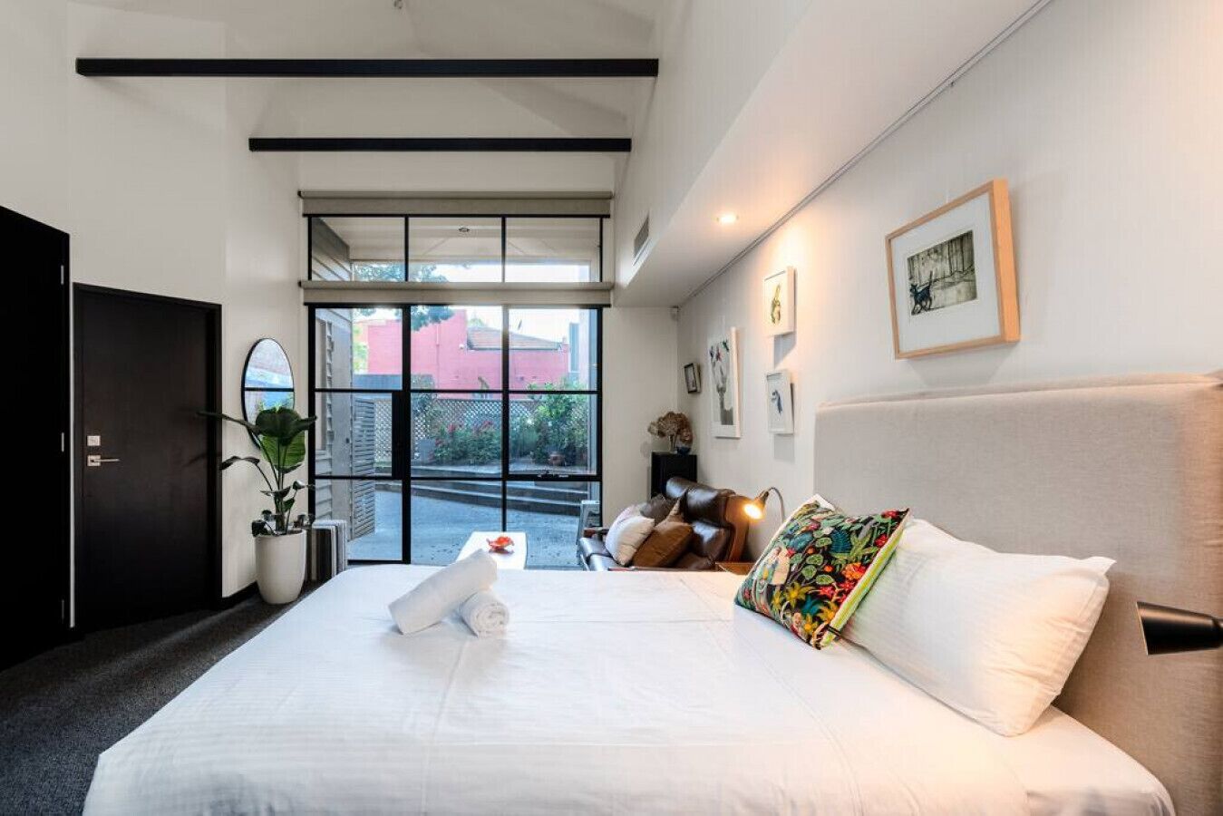 3 bedrooms, desk, WiFi, bed sheets