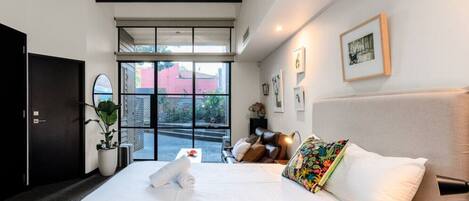 3 bedrooms, desk, WiFi, bed sheets