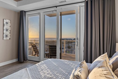 Beachfront Penthouse!  4Bd/3Bth