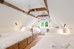 Casa família, várias camas | 5 quartos, escrivaninha, espaço de trabalho para notebook