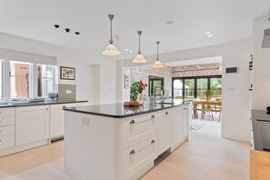 Casa familiar, varias camas | Cocina privada | Frigorífico grande, microondas, horno y placa de cocina
