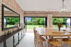 Familie huis, meerdere bedden | Dineerruimte