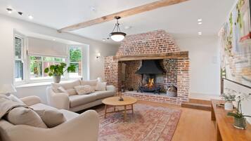 Familjehus - flera sÀngar | Vardagsrum | 32-tums platt-tv med kabelkanaler och bordsfotboll