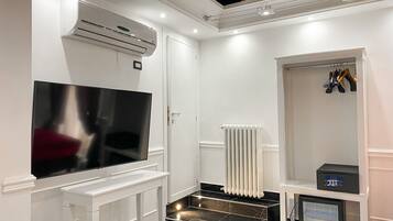 Minibar, caja de seguridad en la habitación y escritorio