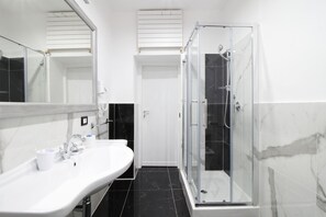 Suite | Baño | Ducha, secador de pelo, bidé y toallas