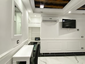 Deluxe kamer, 1 twee- of 2 eenpersoonsbedden | Een minibar, een kluis op de kamer, een bureau, geluiddichte muren