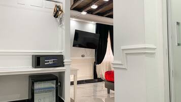 Minibar, caja de seguridad en la habitación y escritorio