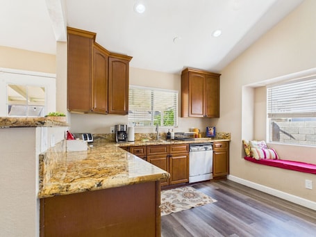 Fridge, microwave, oven, stovetop. 3B w/ pool for groups near stadium & entertainment