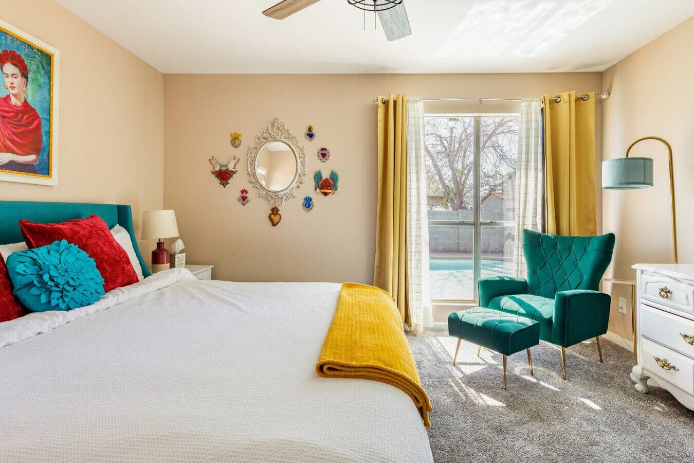 3 slaapkamers, een bureau, een strijkplank/strijkijzer, reisbedje