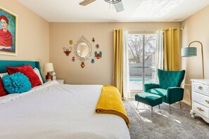 3 slaapkamers, een bureau, een strijkplank/strijkijzer, reisbedje