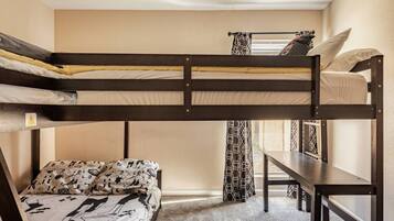 3 habitaciones, escritorio y tabla de planchar con plancha