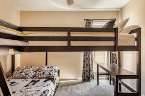 3 dormitorios, escritorio, tabla de planchar con plancha y cuna de viaje