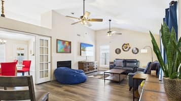 Télévision, cheminée