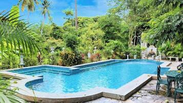 Una piscina al aire libre