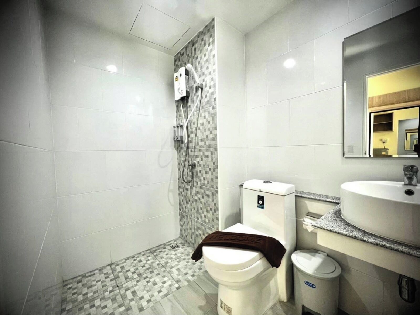 Superior Twin Room | Bathroom | Shower, rainfall showerhead, free toiletries, hair dryer (on request)