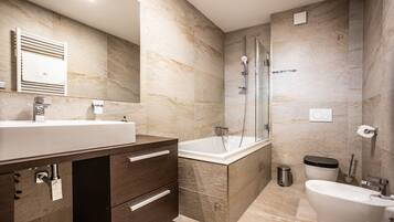 Exclusief appartement | Badkamer | Handdoeken, toiletpapier