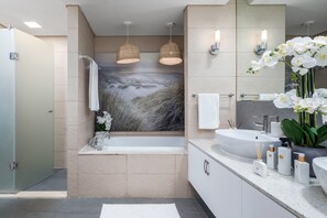 Lägenhet Comfort | Badrum | Badkar/dusch, gratis toalettartiklar, handdukar och tvål