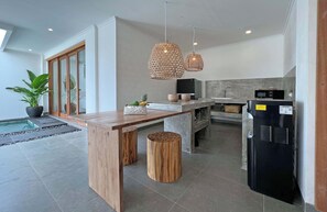 Kühlschrank, Mikrowelle, Herdplatte, Wasserkocher mit Kaffee-/Teezubehör