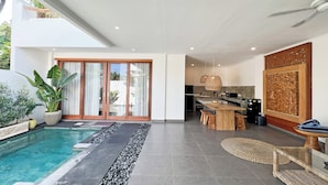 Un interior moderno con piscina, comedor y cocina.