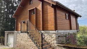 Exterior - Cozy forest cottage with pets allowed, all-inclusive (Saint-Bonnet-Tronçais)
