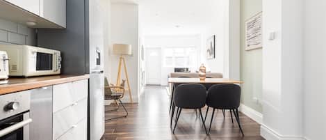 Apartment | Living area | 37-inch TV with satellite channels, Netflix, streaming services