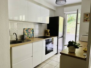 Fridge, microwave, oven, stovetop - Cambo: Comfortable T2 with Terrace and Parking (Cambo-les-Bains)