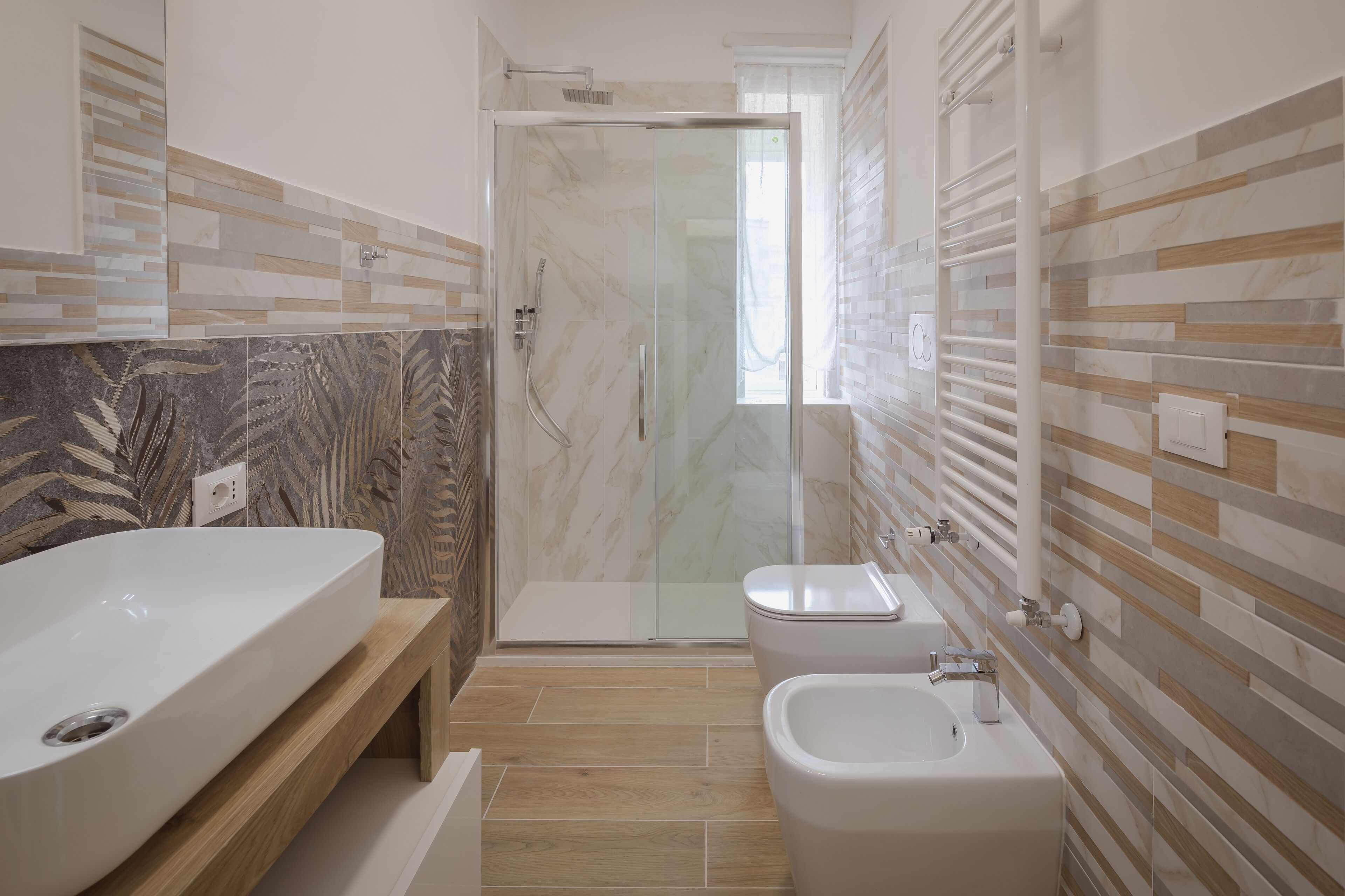 Douche, séchoir à cheveux, bidet, serviettes fournies