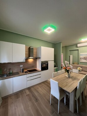 Frigorifero, microonde, forno, piano cottura