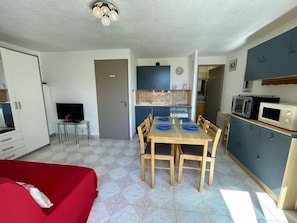 Interior - Cozy 1-Bedroom Apt, Terrace, AC, WiFi, Near Beach, Sleeps 4 (Saint-Cyprien)