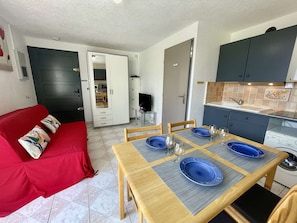 Interior - Cozy 1-Bedroom Apt, Terrace, AC, WiFi, Near Beach, Sleeps 4 (Saint-Cyprien)