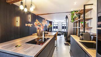 Een koelkast, een kookplaat, een vaatwasser