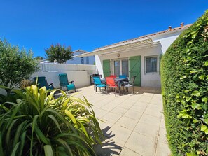 Outdoor dining - Bright cottage near beach with pool (La Faute-sur-Mer)