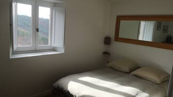 7 bedrooms, WiFi, bed sheets