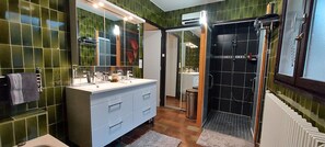 Een douche, toiletpapier