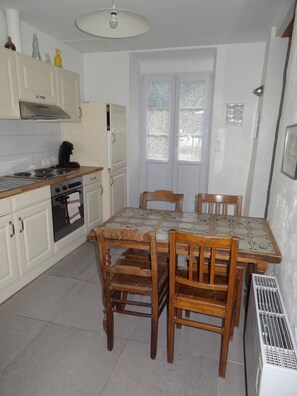 Fridge, microwave, oven, stovetop - Appartement RDC sur la Place de Castellane (Castellane)
