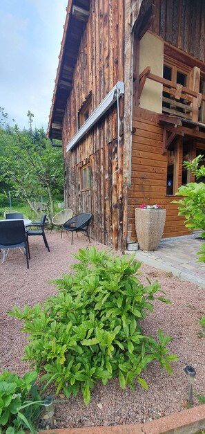 Outdoor dining - Maison Atypique en Bois (Ambierle)